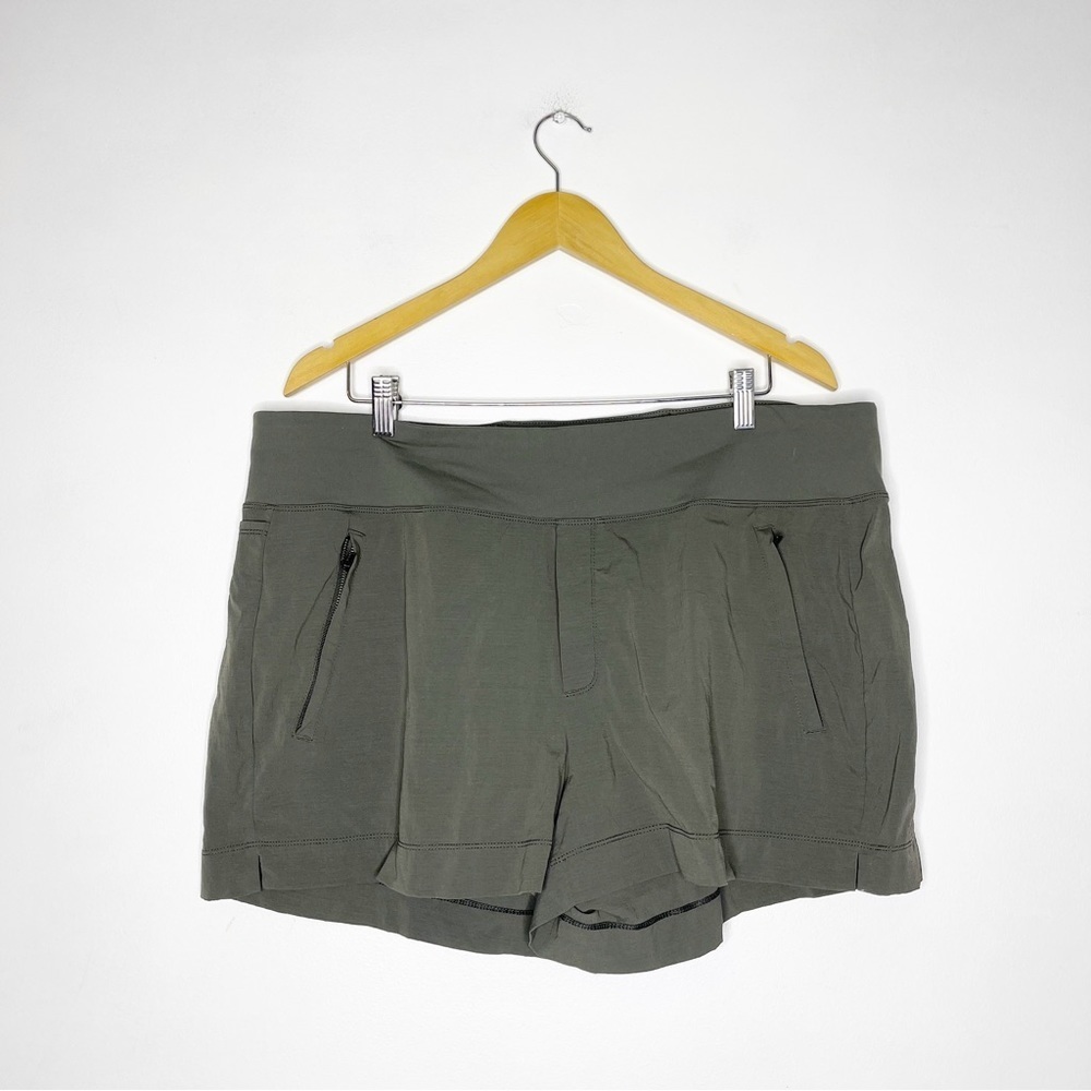 Athleta Trekkie North Shorts in Green Plus Size Size 18